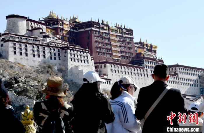 4月17日，游客在拉薩布達(dá)拉宮觀景臺(tái)拍照留念。　李林 攝