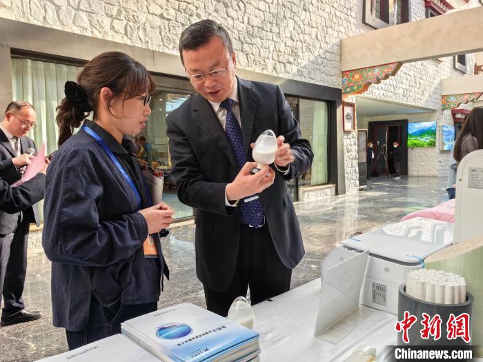 圖為簽約企業(yè)現(xiàn)場(chǎng)推介自己的產(chǎn)品?！≮w延 攝