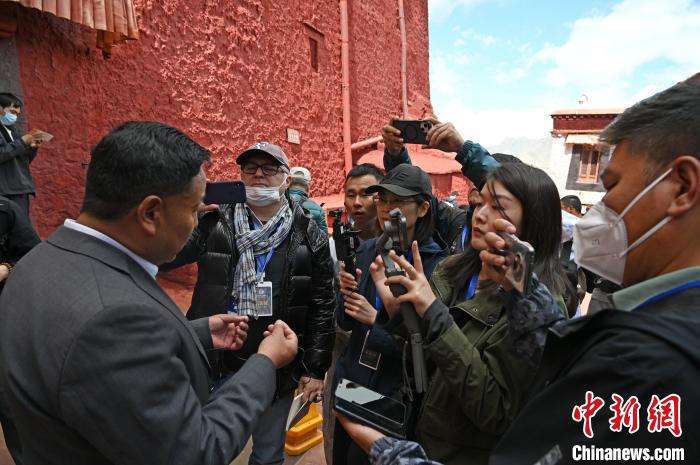 圖為中外媒體采訪布達(dá)拉宮管理處相關(guān)負(fù)責(zé)人?！≮w朗 攝