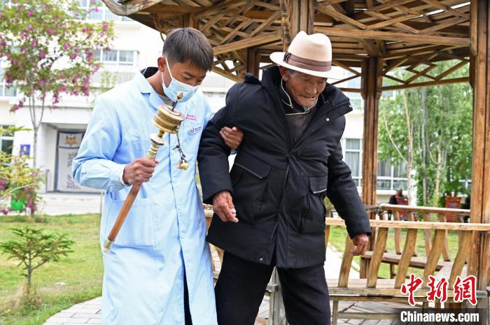 圖為曲松縣特困人員集中供養(yǎng)中心老人索朗歐珠?！≮w朗 攝