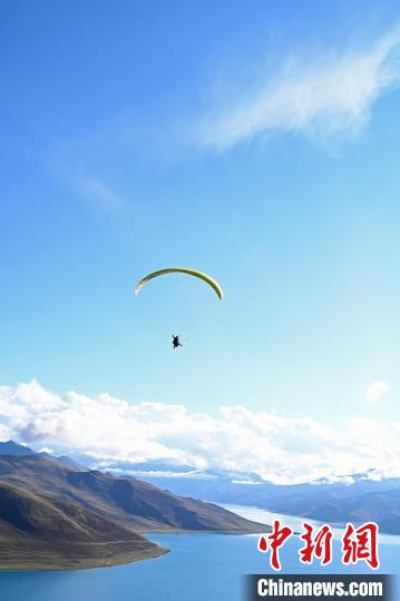 圖為在羊卓雍錯，游客體驗高空滑翔?！≮w朗 攝