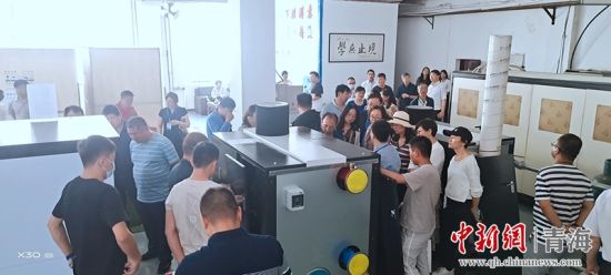 圖為行業(yè)內人員進行項目參觀。 活動主辦方供圖