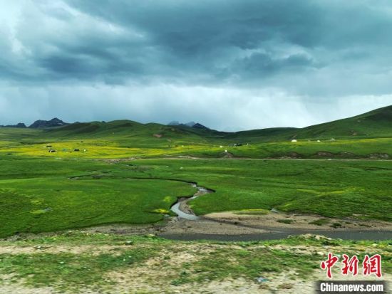 自2005年啟動三江源生態(tài)保護(hù)和建設(shè)工程以來，果洛州共治理黑土灘315.11萬畝，使果洛州生態(tài)環(huán)境15年來得到明顯好轉(zhuǎn)?！O睿 攝