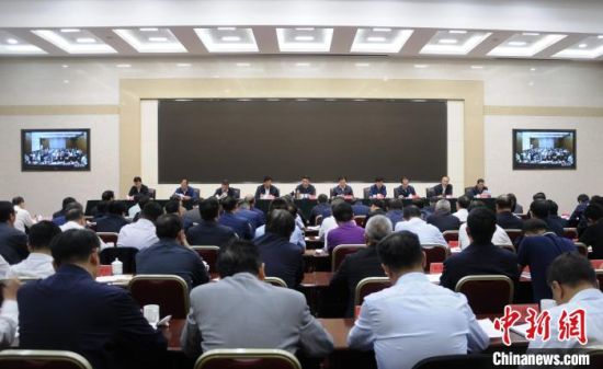 圖為青海省生態(tài)環(huán)境保護警示教育大會現(xiàn)場?！?zhí)砀！z 　　