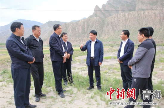 圖為黃南州有關(guān)領(lǐng)導現(xiàn)場踏勘、督導生態(tài)環(huán)保責任落實情況現(xiàn)場。黃宣攝