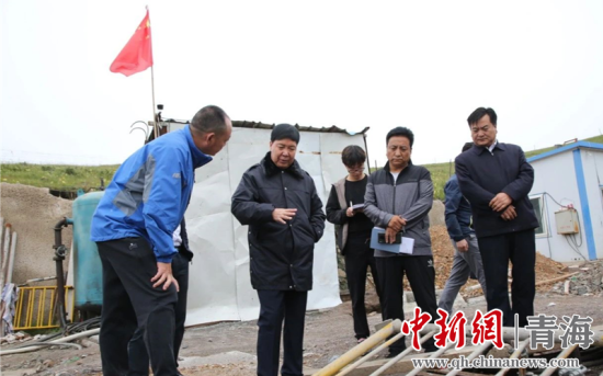 圖為黃南州有關(guān)領(lǐng)導現(xiàn)場踏勘、督導生態(tài)環(huán)保責任落實情況現(xiàn)場。黃宣攝