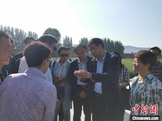 圖為杜德志在基層調(diào)研。受訪(fǎng)者供圖