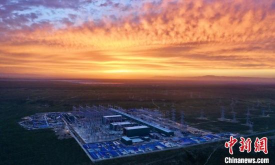 圖為朝霞下的青南換流站?！W(wǎng)青海檢修公司供圖 　　