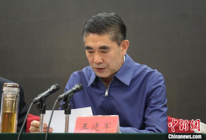 圖為青海省委書記王建軍出席會(huì)議并作講話?！?zhí)砀?攝