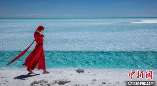 圖為地處柴達(dá)木盆地的東臺(tái)吉乃爾湖?！∧獑⒚鳌z
