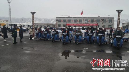 圖為環(huán)衛(wèi)設(shè)施集中發(fā)放儀式現(xiàn)場。甘恩超 攝