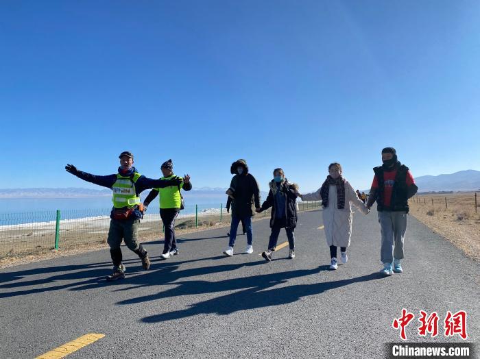 圖為徒步現(xiàn)場?！±罱瓕?攝