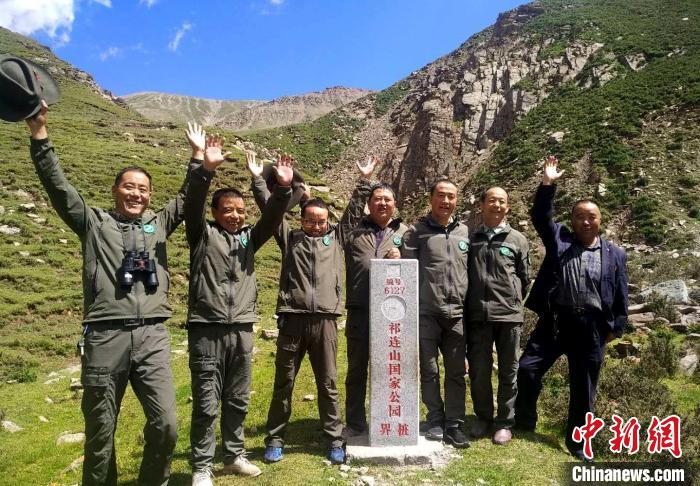 圖為管護(hù)員們難得的一次合影。受訪者供圖