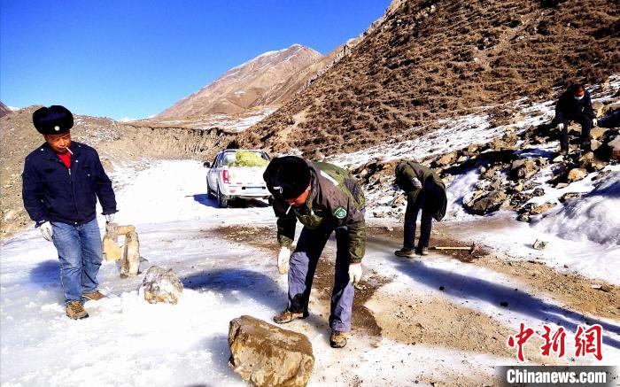 圖為管護(hù)員清理山體落石。受訪者供圖