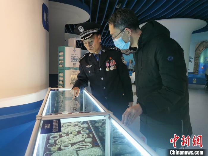 圖為森林警察為游客講解查獲這些象牙制品過程中發(fā)生的真實故事?！∥乃碱?攝