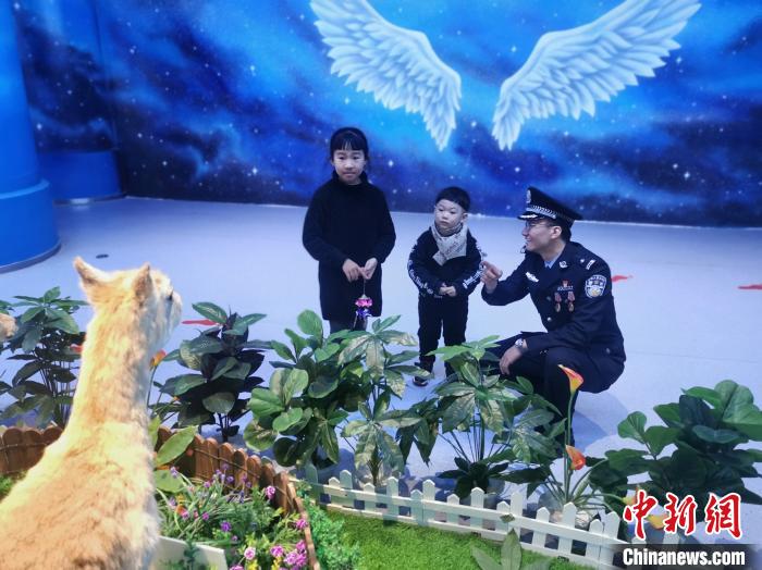 圖為森林警察為小朋友科普野生動物保護(hù)知識?！∥乃碱?攝