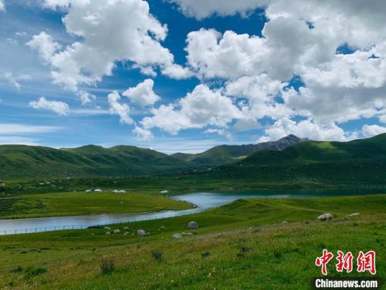 圖為果洛州境內(nèi)的年保玉則。（資料圖）　孫?！z