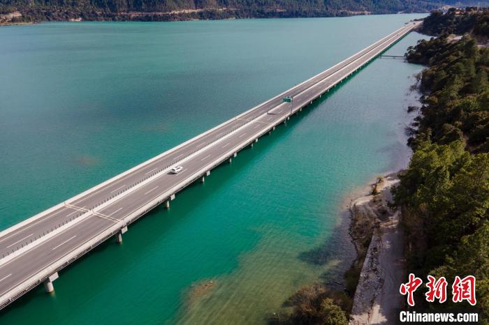 資料圖為西藏拉薩至林芝高等級(jí)公路多布湖風(fēng)光?！〗w波 攝