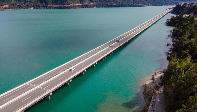 資料圖為西藏拉薩至林芝高等級(jí)公路多布湖風(fēng)光?！〗w波 攝