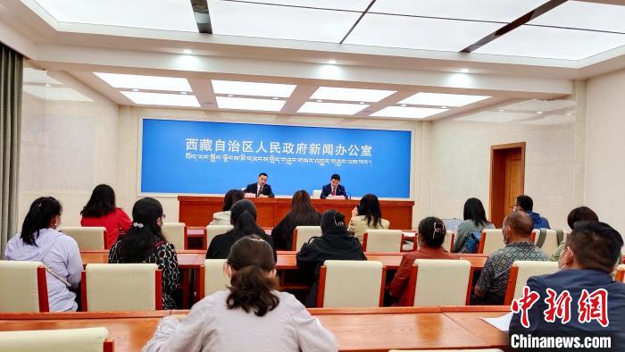 圖為西藏阿里地區(qū)在拉薩召開新聞發(fā)布會，發(fā)布西藏和平解放70年來阿里地區(qū)經(jīng)濟(jì)社會發(fā)展成就?！∝暽＠?攝