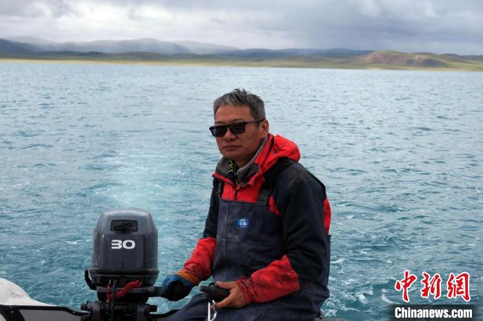 本次科考領(lǐng)隊(duì)、中科院青藏高原所侯居峙研究員駕駛充氣快艇?！?lt;a target='_blank' ><p  align=