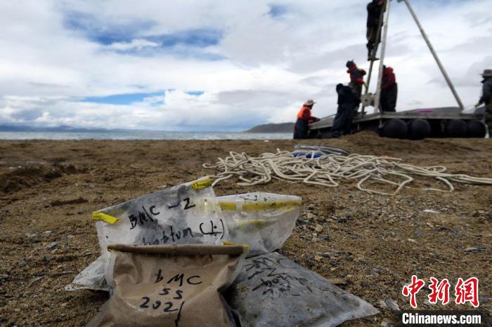 科考隊(duì)員從巴木錯(cuò)采集的科研樣品?！?lt;a target='_blank' ><p  align=