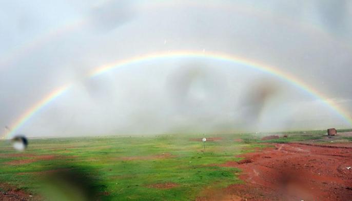 科考隊(duì)員在茲格塘錯(cuò)采樣返程途中，高原風(fēng)雨彩虹送行?！?lt;a target='_blank' ><p  align=