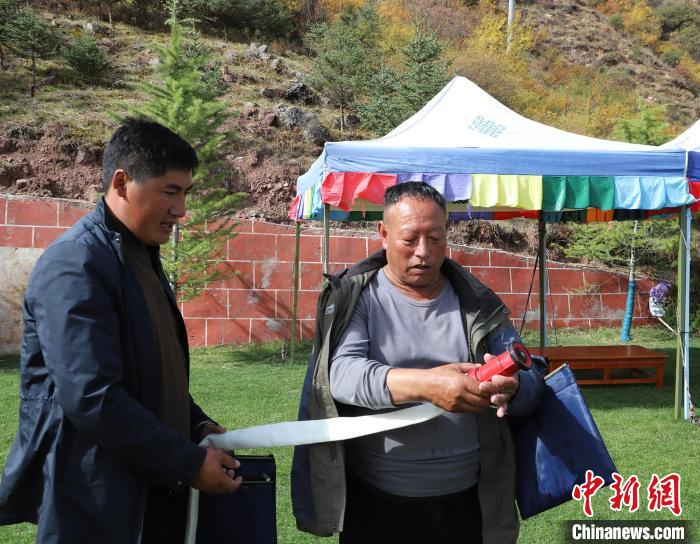 圖為護(hù)林員操作體驗(yàn)滅火裝備?！〔际猩窒乐ш?供圖