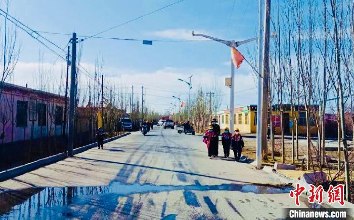 圖為黃河源昆侖社區(qū)馬路的一角?！「駹柲臼形麄鞑?供圖