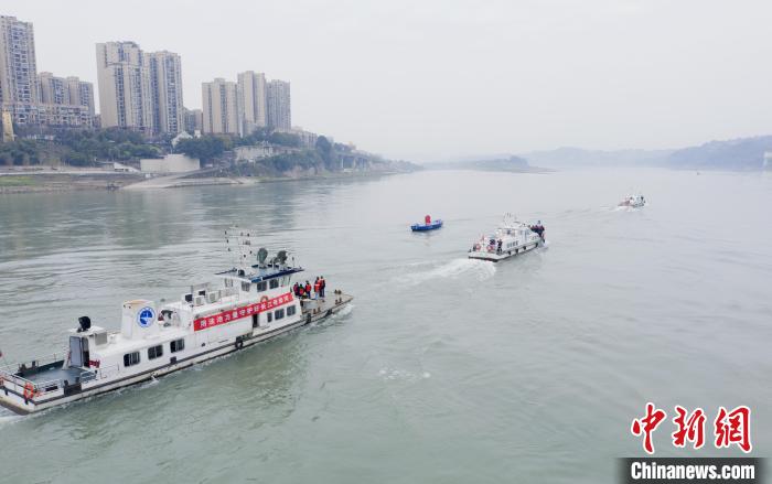 聯(lián)合巡江守護(hù)活動(dòng)現(xiàn)場。　江安縣融媒體中心 攝