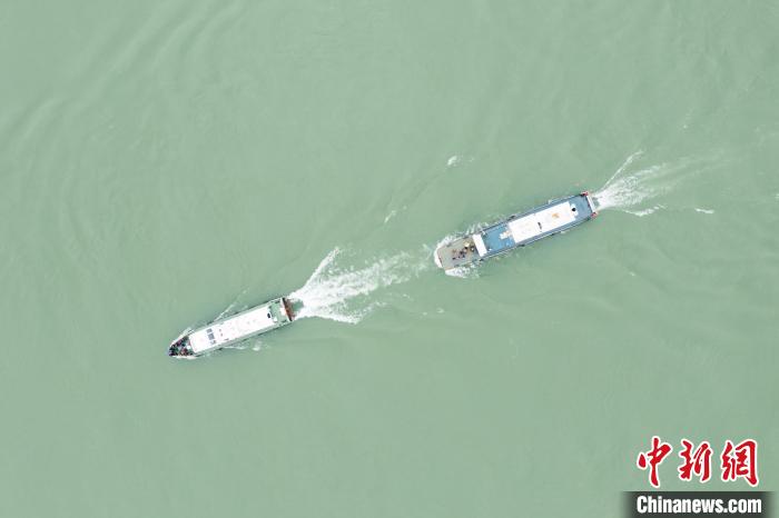 聯(lián)合巡江守護(hù)活動(dòng)現(xiàn)場?！〗部h融媒體中心 攝