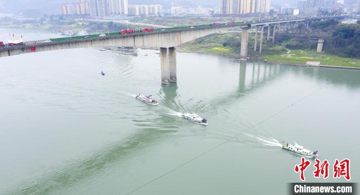 聯(lián)合巡江守護(hù)活動(dòng)現(xiàn)場。　江安縣融媒體中心 攝