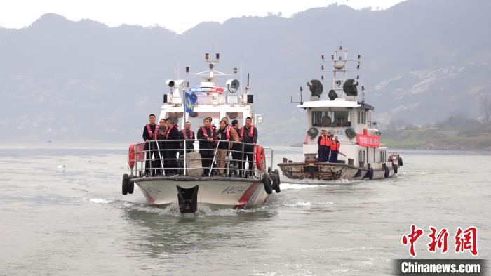 聯(lián)合巡江守護(hù)活動(dòng)現(xiàn)場。　江安縣融媒體中心 攝