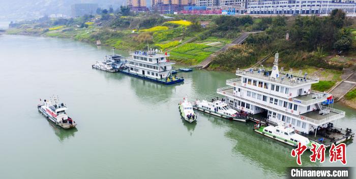 聯(lián)合巡江守護(hù)活動(dòng)現(xiàn)場?！〗部h融媒體中心 攝