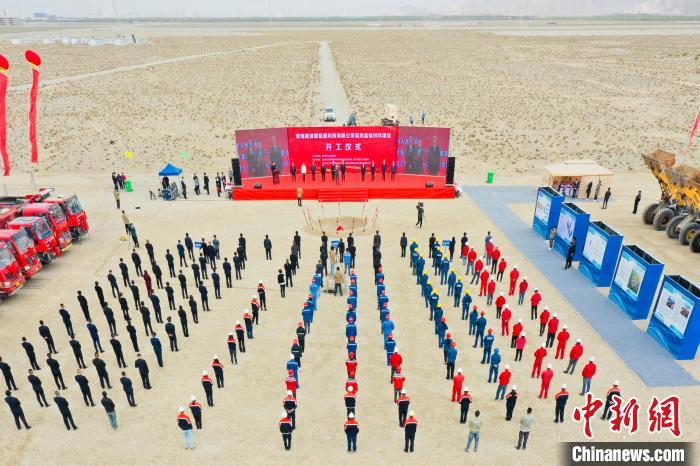 圖為無(wú)人機(jī)航拍開(kāi)工現(xiàn)場(chǎng)。　索南江措 攝