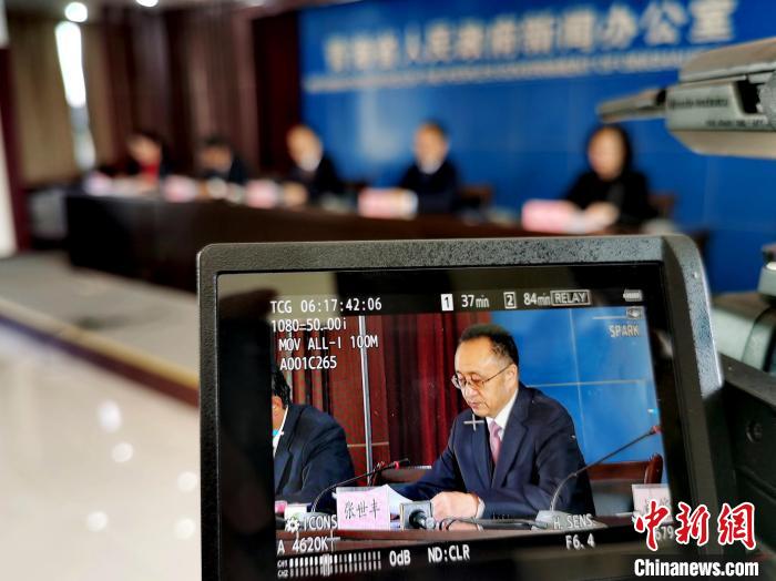 圖為青海省水利廳廳長張世豐參加新聞發(fā)布會(huì)?！?zhí)砀?攝