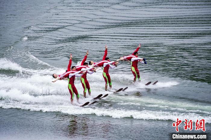 捕魚(yú)節(jié)上的水上表演?！≈鬓k方供圖