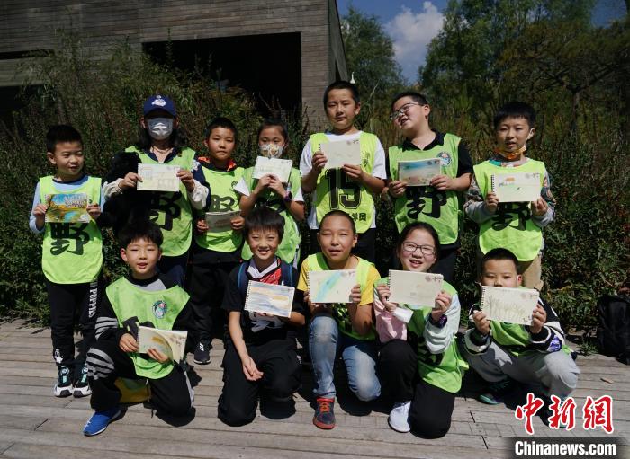 圖為小朋友展示學(xué)習(xí)成果?！●R銘言 攝