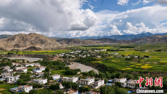 圖為依地形而建的西藏拉薩市尼木縣村居?！≈x牧 攝