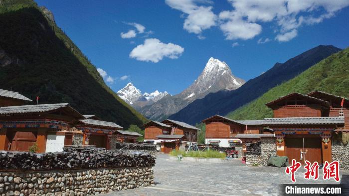 圖為西藏林芝市工布江達(dá)縣錯(cuò)高古村?！≈x牧 攝