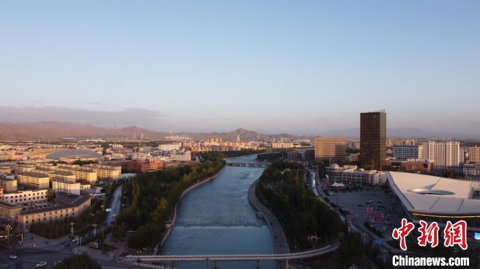 圖為無人機(jī)航拍德令哈巴音河?！『钨婚?攝