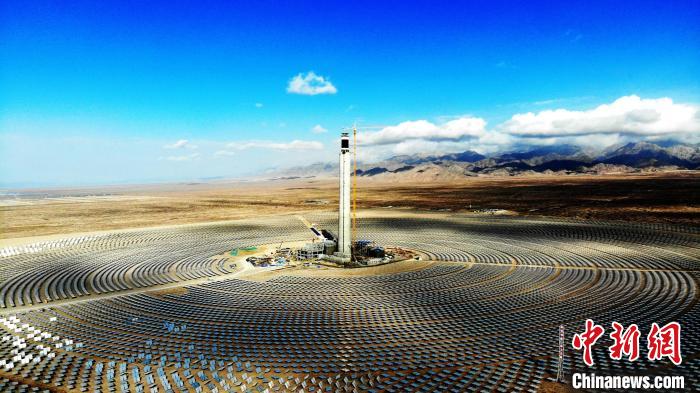 圖為德令哈光伏產(chǎn)業(yè)園?！O睿 攝