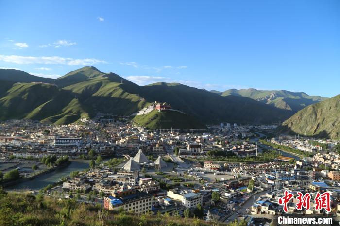 圖為航拍玉樹市?！∮駱涫形麄鞑抗﹫D