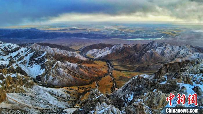 圖為柴達木盆地柏樹山森林地質公園云霧繚繞?！“蛨D那生 攝