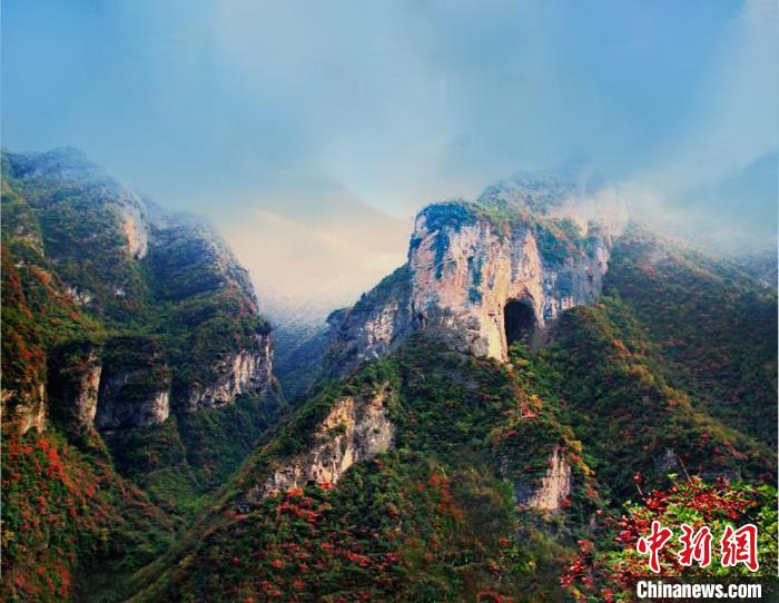 萬源魚泉地標(biāo)?！≈炱桨?攝