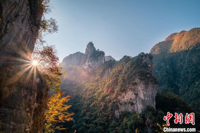 朝霞?！∏貪h忠 攝