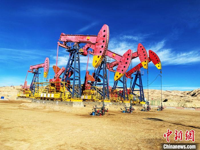 圖為青海油田采油基地?！O睿 攝