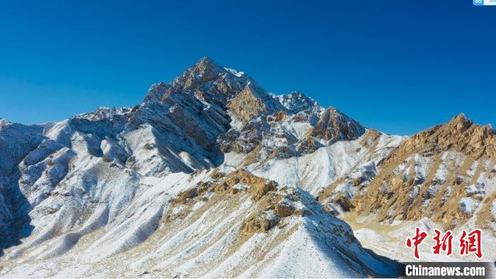 圖為山川被白雪覆蓋，與藍(lán)天相互呼映。　都蘭縣融媒體中心供圖