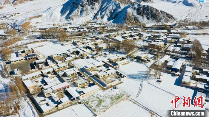 圖為鄉(xiāng)村被白雪覆蓋?！《继m縣融媒體中心供圖