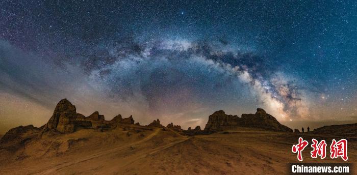 資料圖為冷湖賽什騰山天文臺(tái)址的星空。　冷湖工業(yè)園區(qū)供圖